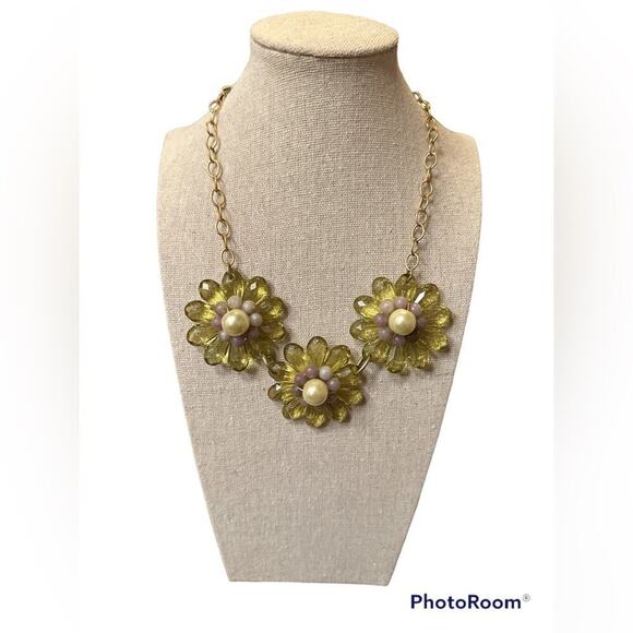 Women’s Acrylic Flower Gold Chain Faux Pearl Statement Necklace - Picture 1 of 4